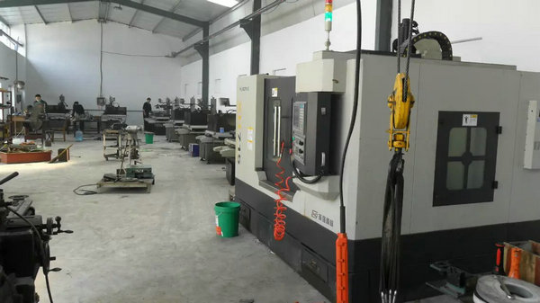 集吊顶模具设备车间